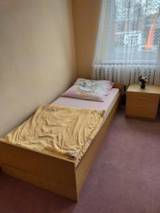 a small bedroom with a bed and a window at müstakil ev in Hainburg