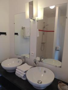 A bathroom at Hôtel Restaurant du Plomb du Cantal