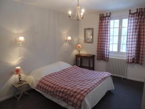 A bed or beds in a room at Hôtel Restaurant du Plomb du Cantal