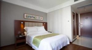 Yitel Collection Hangzhou Binjiang Jiangnan Avenue Baolongcheng客房内的一张或多张床位