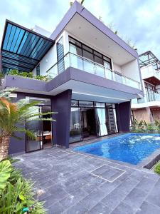 an image of a house with a swimming pool at Ivory VIP Villa 3 tầng, bể bơi 5 sao in Lương Sơn
