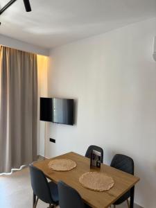 une salle à manger avec une table et des chaises en bois dans l'établissement Yannos 1930, à Nea Iraklitsa