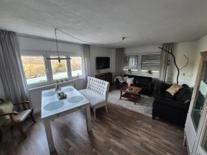 a living room with a table and a couch at Waldblick-Nest in Löwenstein