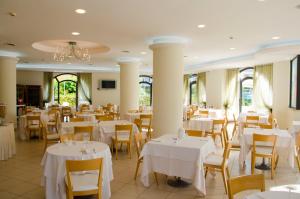 Reštaurácia alebo iné gastronomické zariadenie v ubytovaní Almaluna Hotel & Resort