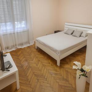 贝尔格莱德ELEGANT STAY-Boutique Apartment Experience的卧室配有一张白色床和木地板