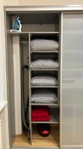 een inloopkast met een stapel handdoeken bij LAIMA RENDEZVOUS APARTMENTS in Rīga