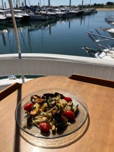 Mad på båden eller i nærheden