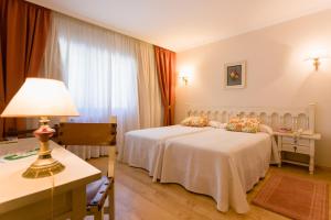 een hotelkamer met 2 bedden en een lamp bij Hotel Stellamaris in Combarro
