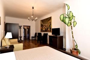 a bedroom with a bed and a living room at Da Vinci in Braşov