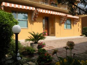 a yellow house with plants in front of it at Casa Oriana in Rosolina