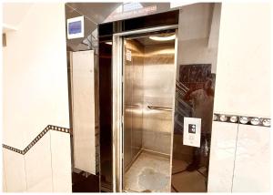乌贾因Near Mahakal Temple Hotel SRI- D K D ! Ujjain,Near Railway station, Fully Air conditioned Rooms & Spacious Room With wifi- Lift and Restaurant Facilities, BEST HOTEL IN UJJAIN的一名男子正在拍摄大楼内的电梯