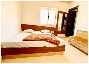 乌贾因Near Mahakal Temple Hotel SRI- D K D ! Ujjain,Near Railway station, Fully Air conditioned Rooms & Spacious Room With wifi- Lift and Restaurant Facilities, BEST HOTEL IN UJJAIN的带床和窗户的卧室