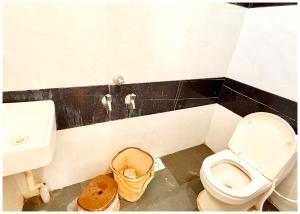 乌贾因Near Mahakal Temple Hotel SRI- D K D ! Ujjain,Near Railway station, Fully Air conditioned Rooms & Spacious Room With wifi- Lift and Restaurant Facilities, BEST HOTEL IN UJJAIN的一间带卫生间和水槽的肮脏浴室