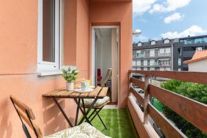 balcone con tavolo, sedie e finestra di Apartamento en el centro de Suances a Suances