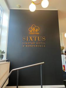 Majutusasutuses Sixtus Sinatur Hotel & Konference olev sertifikaat, autasu, silt või muu dokument