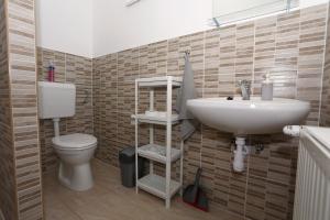 Koupelna v ubytování Total Relax Apartmanház + 37 fotografií