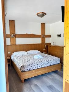 LastebasseにあるChalet Monte Costonの部屋に木製のベッドがある寝室