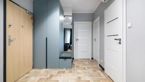 ステグナにあるSTEGNA PARK II blisko plaży Apartamenty Piamolaの白いドアとウッドフロアの廊下 +68枚の写真