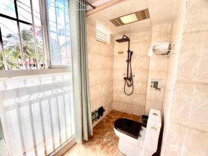 a bathroom with a toilet and a shower at MAXHILL inn悦季时光酒店 in Jinghong +37 photos