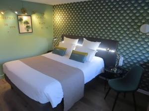 Postel nebo postele na pokoji v ubytování Hôtel Cap Sud Avignon - Réouverture - Ex Kyriad Hôtel