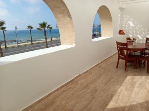 ein Esszimmer mit einem Tisch und Meerblick in der Unterkunft Chez Basma in Rabat