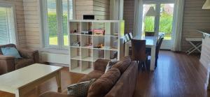ein Wohnzimmer mit Sofa und Tisch in der Unterkunft The Blue House - Luxurious Waterfront Villa Zeewolde in Zeewolde