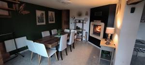 Jolie maison avec spa exterieur في مونبلييه: غرفة طعام مع طاولة وكراسي ومدفأة +18 صورة