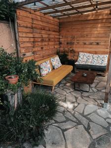 Jolie maison avec spa exterieur في مونبلييه: فناء مع أريكة وطاولة