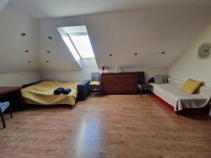 Ένα ή περισσότερα κρεβάτια σε δωμάτιο στο Brown room F in house