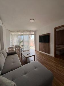 una sala de estar con un sofá y una mesa en Heart of Las Americas, en Arona