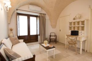 A television and/or entertainment centre at Antica Via Roma B&B E RELAX