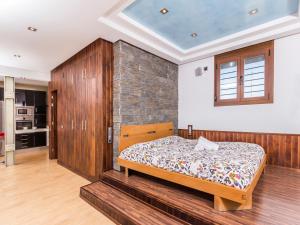 ein Schlafzimmer mit einem Bett und einer Ziegelwand in der Unterkunft Oasis de Cádiz in Conil de la Frontera + 35 Fotos