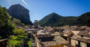 uma vista para uma aldeia com montanhas ao fundo em Hôtel du Roc em Castellane