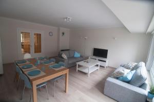 un salon avec un canapé et une table dans l'établissement Duinenblik 3, à Nieuport
