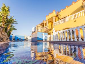 una piscina frente a un edificio en Oasis de Cádiz, en Conil de la Frontera