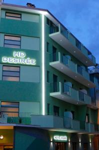 un edificio con un signo de defensa Hfd en él en Hotel Désirée, en San Benedetto del Tronto