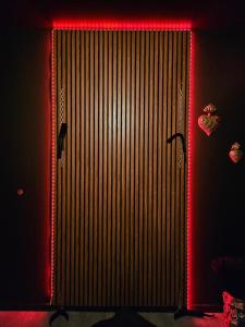 Saint-Vincent-de-PaulにあるMaison M Intime Roomの部屋の赤いライト付きの扉