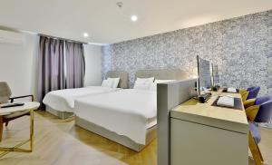 Кровать или кровати в номере Brown Dot Hotel Minam +55 фотографий