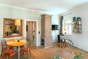 Kuchyň nebo kuchyňský kout v ubytování Ferienwohnung Gustav Kaiser Apartment - 60qm Design Fewo Zittauer Gebirge - Unterkunft in historischer Altstadt im Dreiländereck