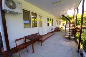 Патио или другая зона на открытом воздухе в Guest House Uyutniy Dvorik