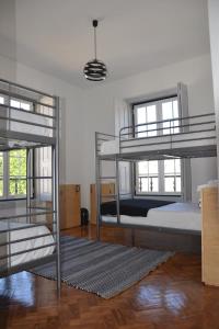 a bedroom with two bunk beds in a room at Hostel Rossio Alcobaça in Alcobaça