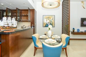 Una televisión o centro de entretenimiento en Azure Crest 2BR - Luxurious Ocean View Apartment Near Marina Mall