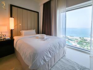 Una cama o camas en una habitación de Azure Crest 2BR - Luxurious Ocean View Apartment Near Marina Mall
