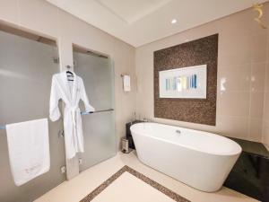 Un baño de Azure Crest 2BR - Luxurious Ocean View Apartment Near Marina Mall