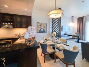 Una cocina o kitchenette en Azure Crest 2BR - Luxurious Ocean View Apartment Near Marina Mall