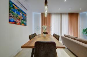 Χώρος καθιστικού στο Casa Dell'Arte in Ghaxaq Rooftop Pool & Garage +22 φωτογραφίες