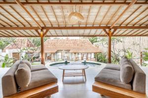 un salon avec un canapé et une table dans l'établissement Villas Tirta Complex - Bingin, à Uluwatu