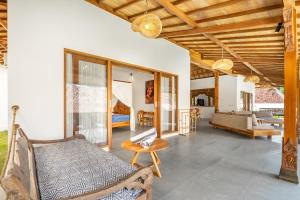 un salon avec un canapé et une table dans l'établissement Villas Tirta Complex - Bingin, à Uluwatu