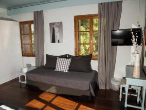 A television and/or entertainment centre at Olive Press Hotel & Apartments