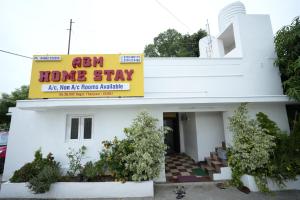 una casa con un cartello per un soggiorno in casa di ABM Homestay a Thanjāvūr